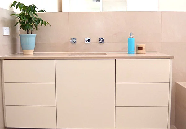 Luxus Badezimmer Ideen badfliesen waschtisch waschbecken beige