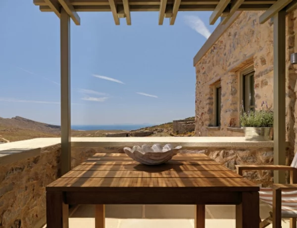 Luxus Designer Wohnungen rustikal tisch holz steingeländer terrasse