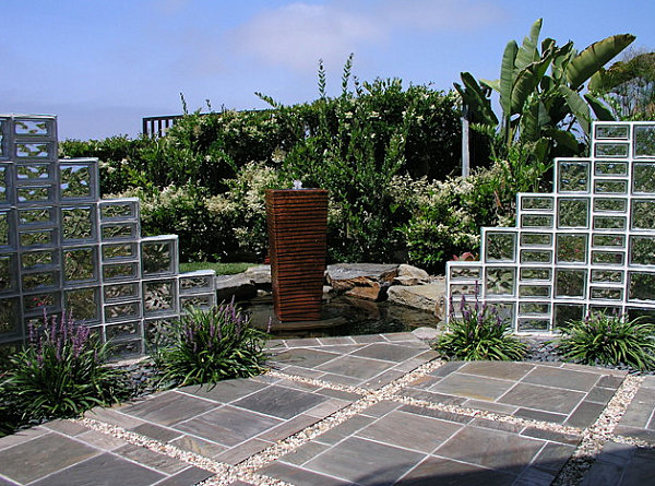 Moderne Räume mit Glasbaustein außenbereich sichtschutz pflanzen kübel