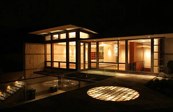 Moderne Räume mit Glasbaustein nachts außenbereich glas fassade