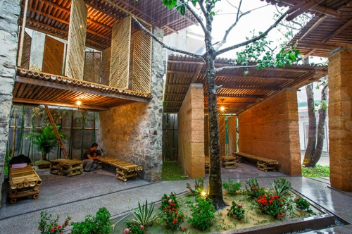 Gartenhäuser aus Bambus und Stein baum