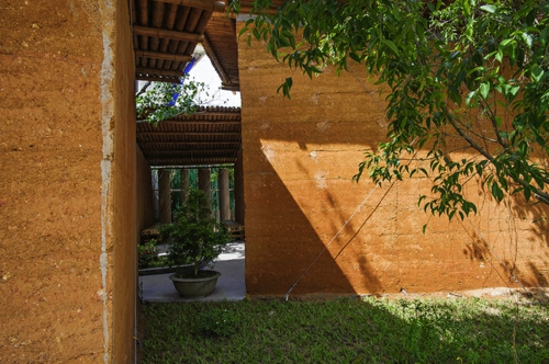 Nachhaltige Gartenhäuser aus Bambus und Stein baum