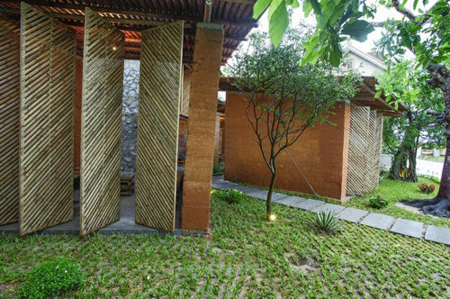  Gartenhäuser aus Bambus und Stein grasfläche