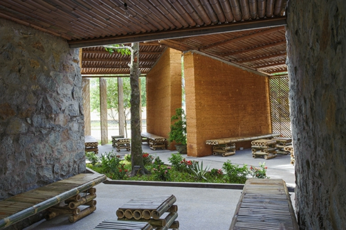 Nachhaltige Gartenhäuser aus Bambus und Stein wand