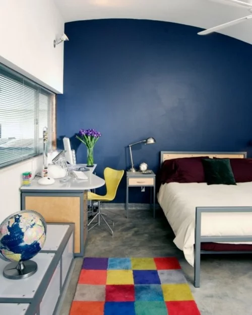 Neues Bett im Schlafzimmer doppelbett dunkelblau wand teppich verspielt bunt