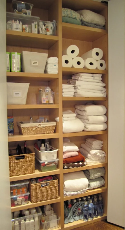 Reinigung und Organisation vom Wäscheschrank toilettenartikel