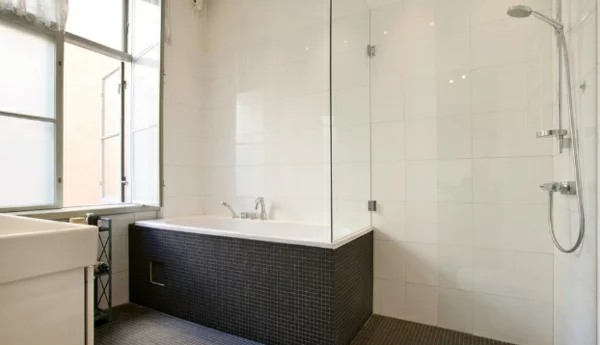 Skandinavisches Design mit bunten Touches badewanne duschkabine
