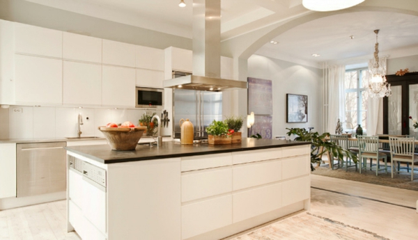 Skandinavische innenarchitektur mit bunten Touches eingebaut küchenschrank