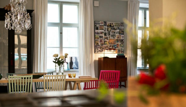 Skandinavisches Interior Design mit bunten Touches esszimmer holzstühle