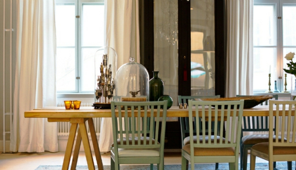 Skandinavisches Interior Design mit bunten noten holztisch stühle