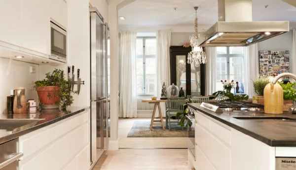 Skandinavisches Interior Design mit bunten noten küche arbeitsplatte