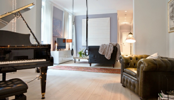Skandinavisches Interior Design mit bunten Touches piano ledersessel