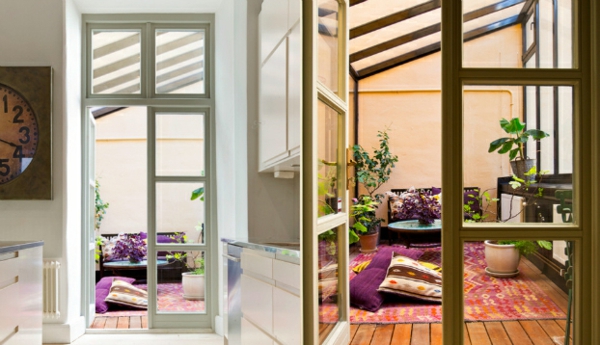 Skandinavisches Interior Design mit bunten noten sitzkissen lila