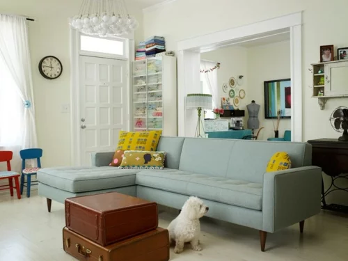 Sparsame Dekoration zu Hause sofa gelb wanduhr