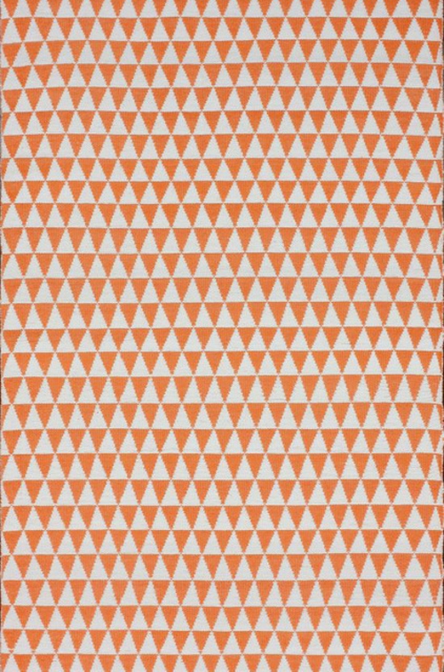 Teppich Designs für den Außenbereich orange weiß dreieckig muster