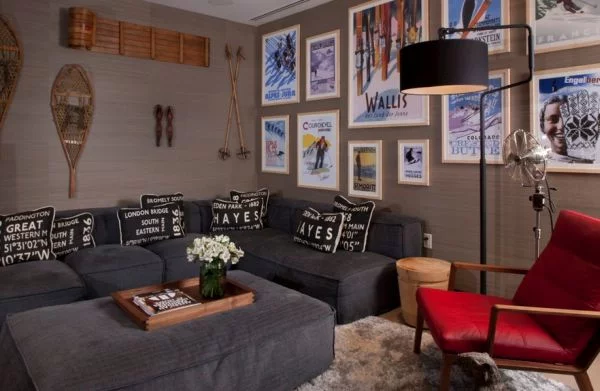 Wanddekoration mit Plakaten sofas grau kissen stehlampe