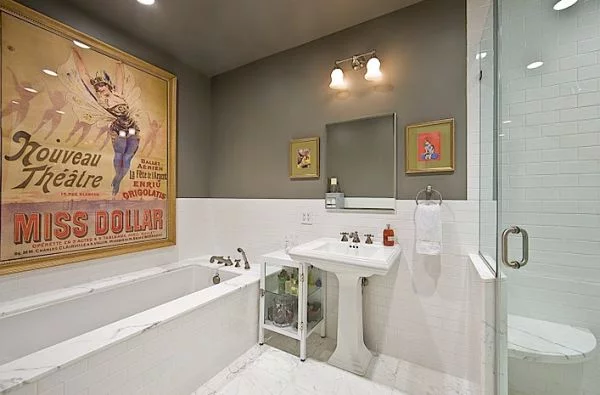 Wanddekoration mit Plakaten weiß badezimmer badewanne
