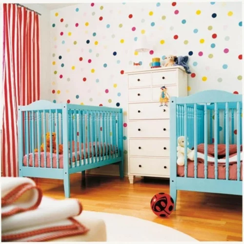 Wanddekoration mit bunten Punkten babybetten geländer blau kinderzimmer