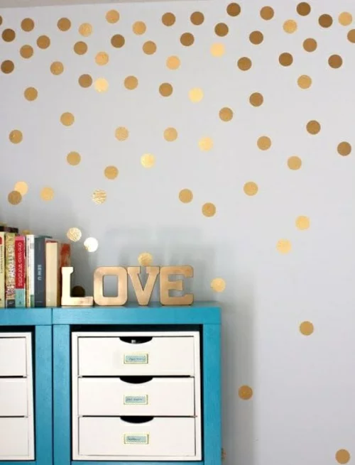 Wanddekoration mit bunten Punkten golden love kommode schubladen