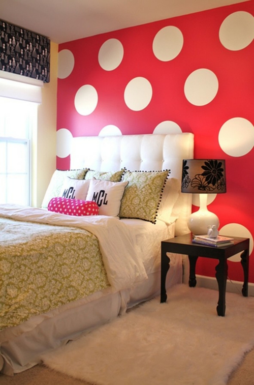 Wanddekoration mit bunten Punkten weiß rot hintergrund schlafzimmer