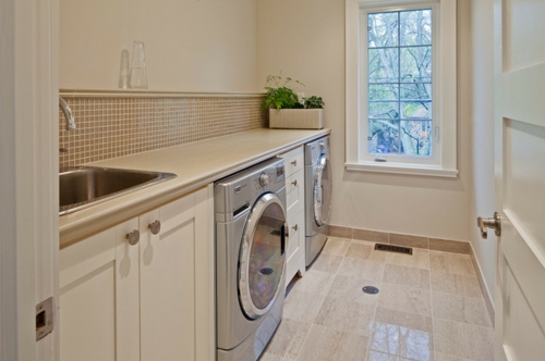 Waschbecken für die Waschküche fliesen fußboden hell mosaik küchenspiegel