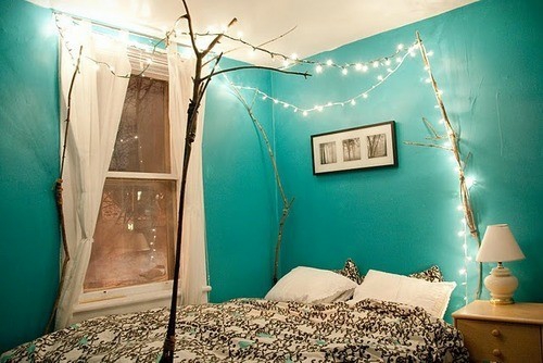 Weihnachtsbeleuchtung im Schlafzimmer blau gesättigt farbe wand