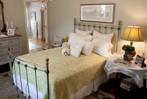 attraktives gästezimmer design schmales doppelbett aus schmiedeeisen