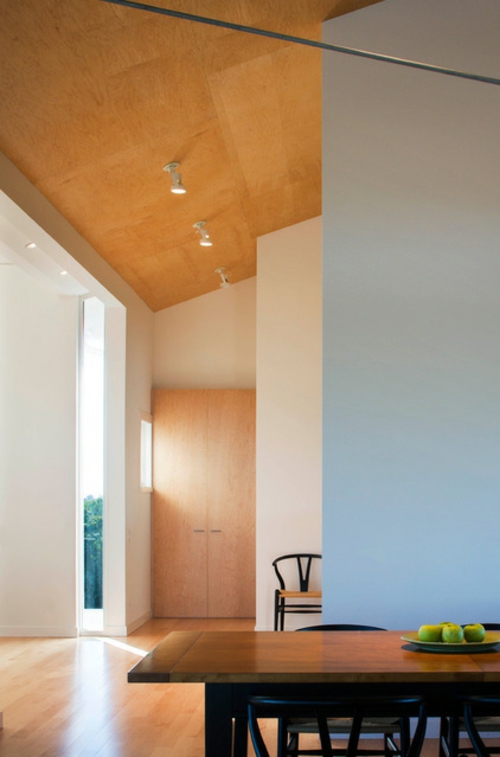 Hellblaue Wand - The House Silhouette