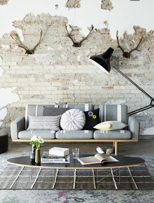 coole Grunge Interior Designs sofa grau kissen verschiedene formen tisch oval