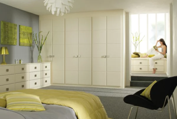 coole Ideen fürs Schlafzimmer Design gelb bettwäsche eingebaut schrank