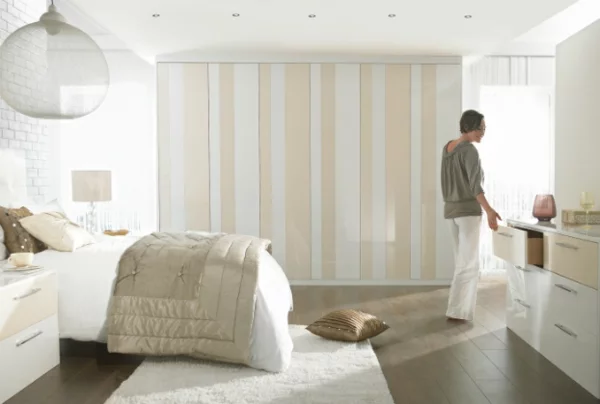 coole Ideen fürs Schlafzimmer Design streifen eingebaut kleiderschrank weiß