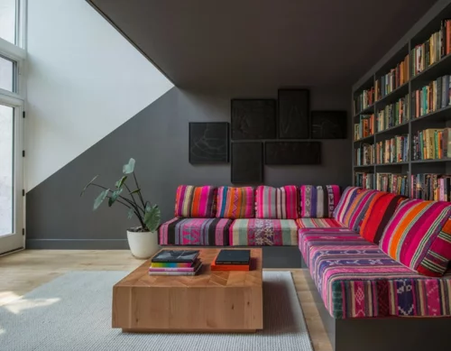 coole wandgestaltung mit farben geometrisch in schwarz und bunt gemusterte couch