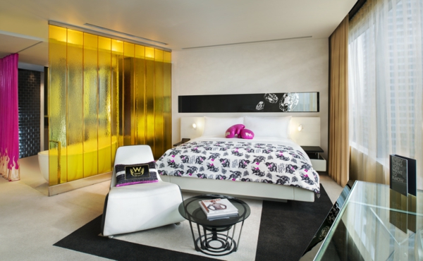 das private gästezimmer neu gestalten doppelbett badewanne gelb