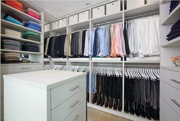 den kleiderschrank organisieren minimalistisches design weiß
