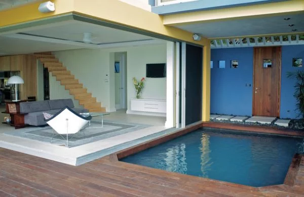 designer coconut stuhl kleiner pool auf der überdachten terrasse