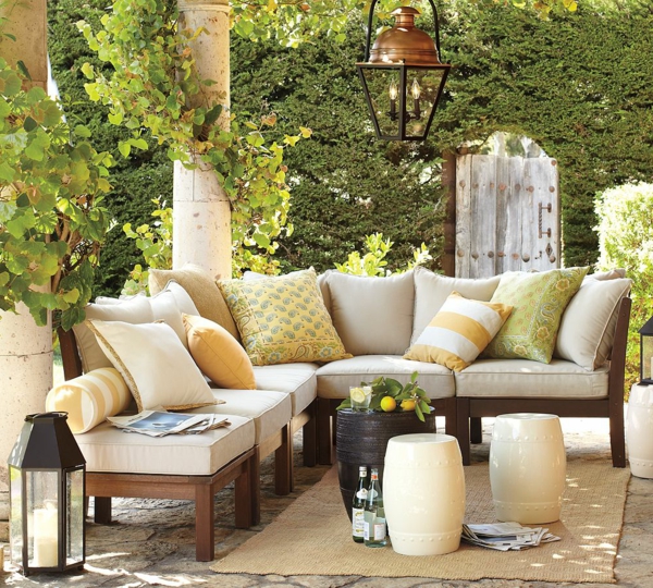 die perfekten outdoor möbel aus nussbaumholz hell gepolstert viele dekokissen