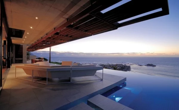 eine moderne luxus residenz geometrische sitzecke überdachte terrasse