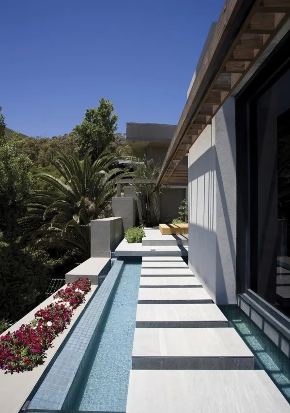 eine moderne luxus residenz magenta petunien und palmen