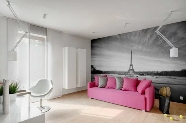 elegantes designer haus pinke couch schwarzweiße tapete