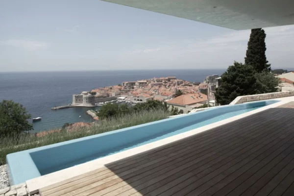elegantes haus in kroatien überdachte terrasse holzdielen