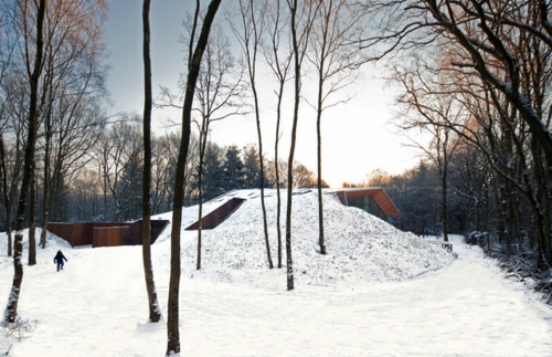 erstaunliche in die Erde eingebaute Häuser schnee bedeckt
