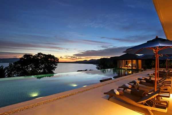 exotische luxus villa entspannte abendliche atmosphäre am pool