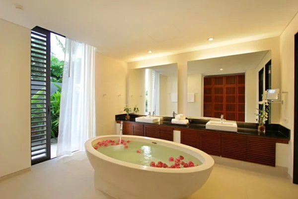 exotische luxus villa freistehende ovale badewanne mit rosa blüten