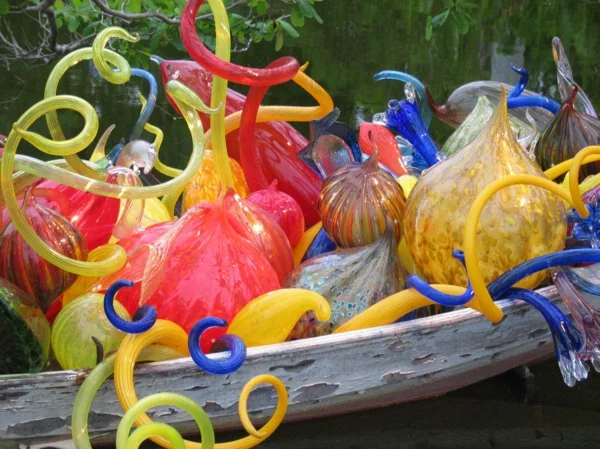 fantastische dekoration aus glas fest der farben im boot