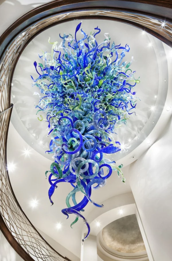 fantastische dekoration aus glas in kobaltblau und grün