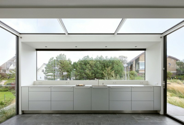 ferienhaus mit reetdach minimalistische einbauküche in weiß