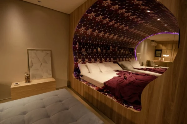 futuristische schlafzimmer designs edle weinrote und dunkellila töne