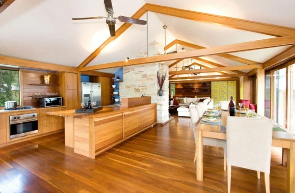 gemütliches ferienhaus massiver esstisch und elegante kücheninsel