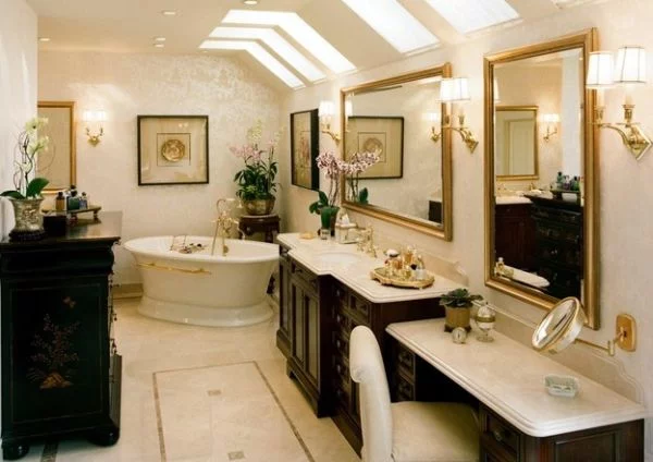 goldene akzente deckenfenster freistehende badewanne