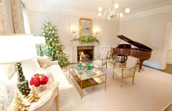 goldene akzente klavier und weihnachtsbaum